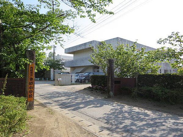 茂原市立東部小学校 東郷小学校まで約1.7Kｍ（徒歩約24分）　お子様の通学の負担も少ない距離です。お友達とおしゃべりしながら歩けばあっという間の距離ですよ。 1700m