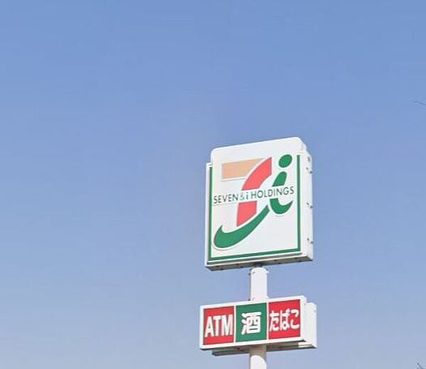 セブンイレブン茂原新小轡店まで徒歩8分（500ｍ）。ちょっとした買い忘れがあってもすぐにお買い物に行ける距離にコンビニがあると便利ですね。 560m