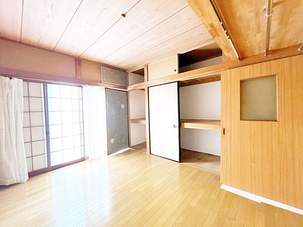 【8/23まで期間限定現況販売】8/24以降はリフォーム住宅として販売します。約18帖のLDKです。大きな窓があるので、明るく過ごしやすい空間になっています。