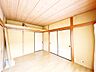 室内：【リフォーム中10/5更新】約18帖のLDKです。テレビやソファを置いてもゆとりのあるサイズですので、お子様の遊ぶスペースも確保できそうです。天井壁クロス貼り替え、フローリング重ね張り、照明交換、他。