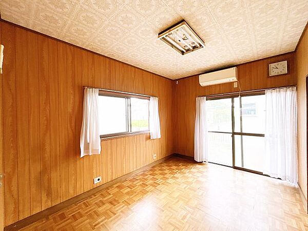 【8/23まで期間限定現況販売】8/24以降はリフォーム住宅として販売します。約18帖のLDKです。窓からの陽光が心地よいので、家族団欒にぴったりの空間です。クロス貼り、フローリング重ね張り、LED…