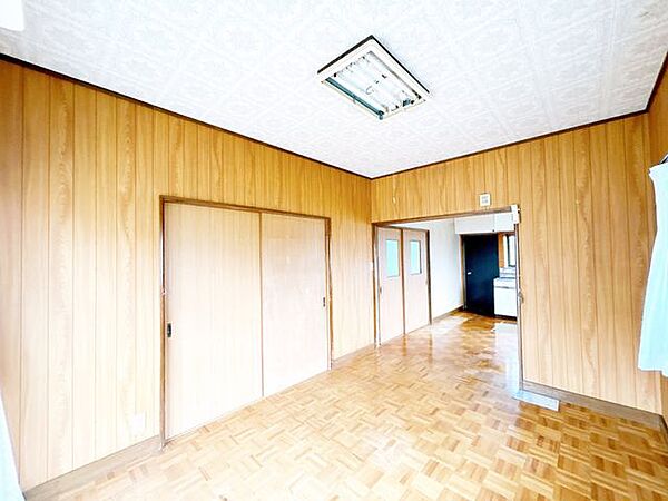 【8/23まで期間限定現況販売】8/24以降はリフォーム住宅として販売します。約18帖のLDKです。キッチンまで見渡せます。来客時の視線が気になる場合はカーテンで仕切るのもいいですね。クロス貼り、フ…