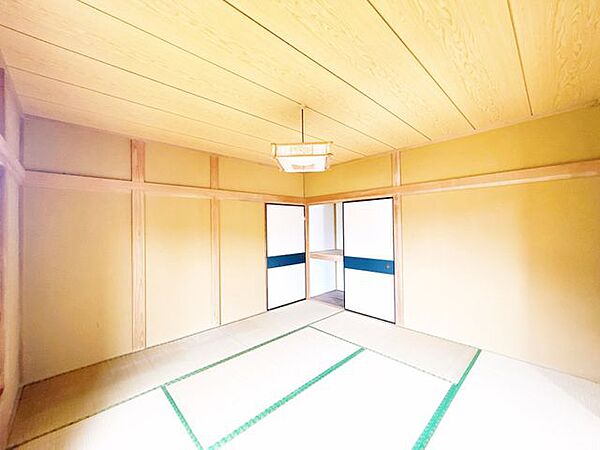 【8/23まで期間限定現況販売】8/24以降はリフォーム住宅として販売します。2階9帖洋室写真です。リモートワーク用のお部屋としても丁度良いですね。天井壁クロス貼り替え、フローリングワックス、照明交…