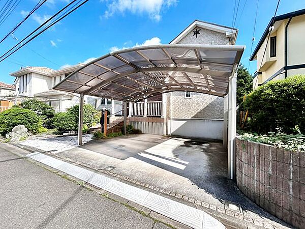 【期間限定10/12まで現況販売】庭木伐採予定です。【駐車場】愛車に嬉しいカーポート付き！並列2台可能です。