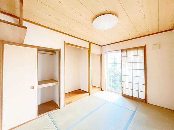 【期間限定10/12まで現況販売】【1階和室】南に面した窓がございますので日当たり良好です。