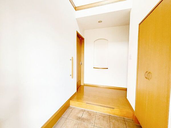 【期間限定10/12まで現況販売】【玄関】広々とした玄関は吹き抜けとなっております。