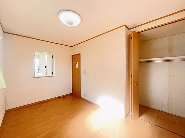 【リフォーム中10/22更新】2階東側6.75帖洋室です。大きな掃き出し窓と腰窓があり、室内に開放感を取り込みやすい配置。天井壁クロス貼り替え、フローリングワックス掛け、照明交換、他。