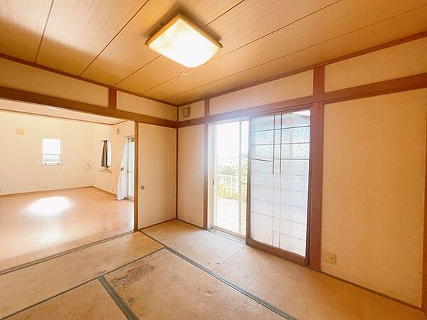 【リフォーム中10/22更新】東側6帖和室の別角度の写真を撮影しました。襖でほかの居室と区切ることができるので、、客間としていかがでしょうか。天井壁クロス貼り替え、フローリング張り替え、照明交換、他。