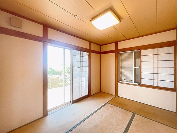 【リフォーム中10/22更新】東側6帖和室を撮影しました。2面採光かつ掃き出し窓が大きいので、明るい空間でいいですね。天井壁クロス貼り替え、フローリング張り替え、照明交換、他。