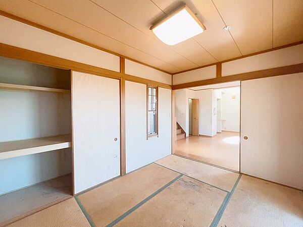 【リフォーム中10/22更新】東側6帖和室の別角度の写真を撮影しました。収納に困ることがなくていいですね。天井壁クロス貼り替え、フローリング張り替え、照明交換、他。