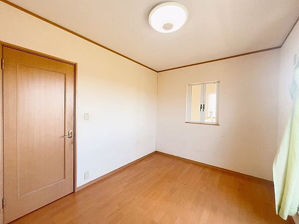 【リフォーム中10/22更新】2階東側6.75帖洋室です。リモートワーク用のお部屋としても丁度良いですね。天井壁クロス貼り替え、フローリングワックス掛け、照明交換、他。