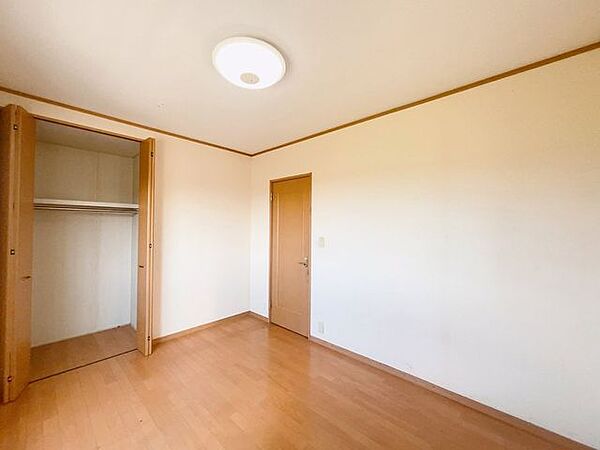【リフォーム中10/22更新】2階南側6帖洋室です。クローゼットがございますので、お洋服なども収納でき、すっきりといたします。天井壁クロス貼り替え、フローリングワックス掛け、照明交換、他。