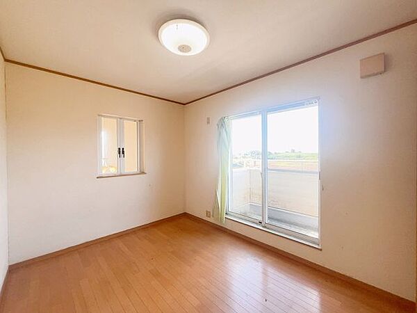 【リフォーム中10/22更新】2階南側6帖洋室です。趣味用のお部屋としても丁度良いですね。天井壁クロス貼り替え、フローリングワックス掛け、照明交換、他。