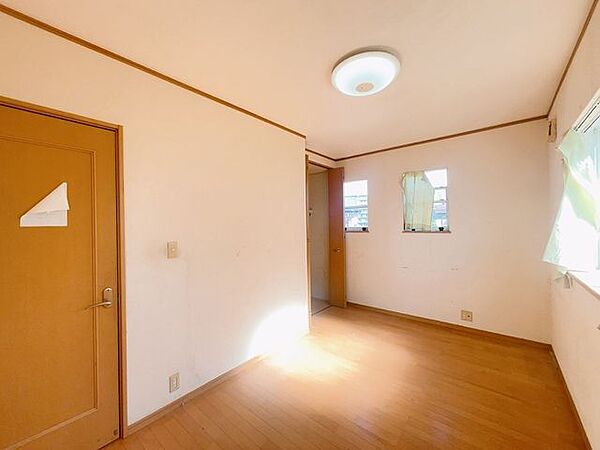 【リフォーム中10/22更新】。2階東側6.75帖洋室です。お子さまのお部屋にいかがでしょうか。天井壁クロス貼り替え、フローリングワックス掛け、照明交換、他。