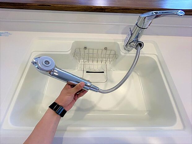 【キッチン】新品交換したキッチンの水栓金具はノズルが伸びてシンクのお手入れもラクラクです。水栓本体には浄水機能が内蔵されていて、おいしいお水をつくります。