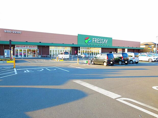 【スーパー】フレッセイ宝泉店様まで約800ｍ（徒歩10分）です。こちらのスーパーは9時から22時まで営業しております。