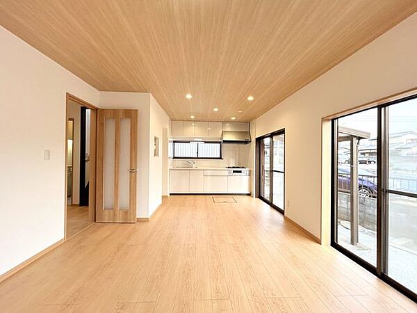 【現地外観】クロス・フロアの張替を行いました。