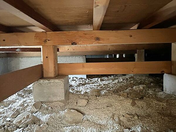 中古住宅の3大リスクである、雨漏り、主要構造部分の欠陥や腐食、給排水管の漏水や故障を2年間保証します。その前提で床下まで確認の上でリフォームし、シロアリの被害調査と防除工事も行います。
