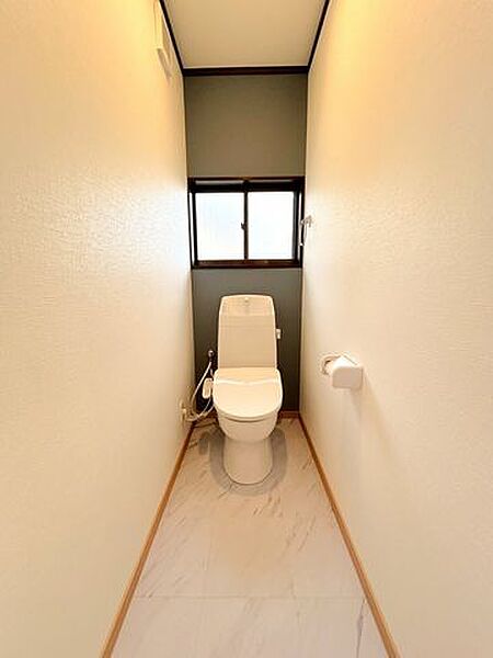 【トイレ】2階にもトイレがございます。新品交換しました。