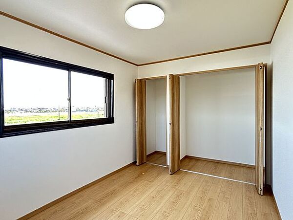 【居室】2階洋室はフロア上張り、クロスの張替を行います。