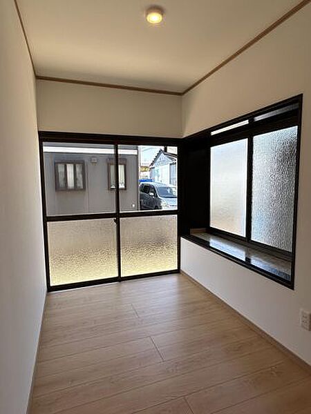 【納戸】フロア上張り、クロスの張替を行います。