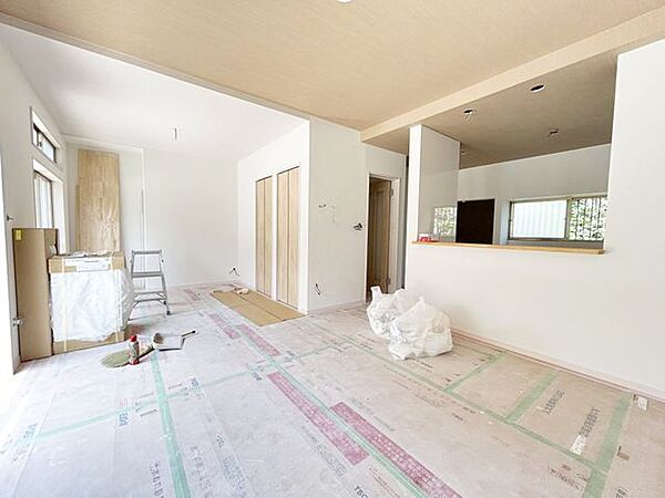 【リフォーム中】19帖の開放感のあるLDKです。日当たりもよく、広々とした快適スペースです。
