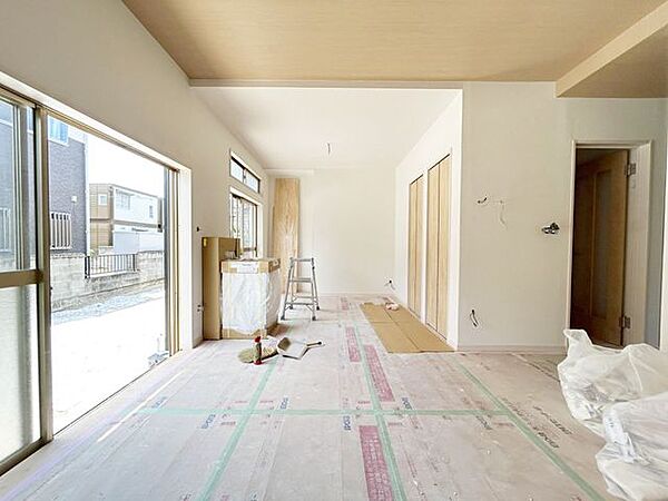 【リフォーム中】リビングダイニングキッチンは合わせて約19帖です。お好きな家具を置けば家族団欒で過ごせる空間となります。床フローリング張り、天井壁クロス張替、照明交換を行いました。