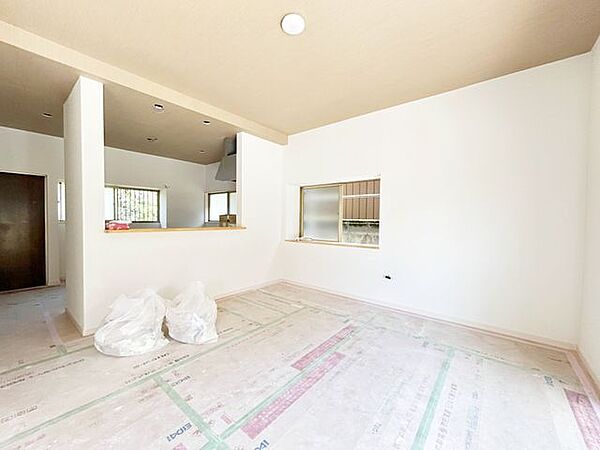 【リフォーム中】床フローリング張り、天井壁クロス張替、照明交換を行いました。
