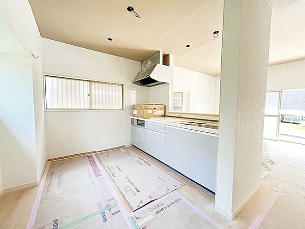 【リフォーム中】キッチンは新品交換いたしました。天板は熱や傷にも強い人工大理石仕様なので、毎日のお手入れが簡単です。