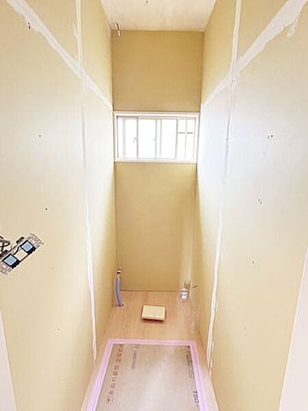 【リフォーム中】トイレは温水洗浄機能付きに新品交換いたします。キズや汚れが付きにくい加工が施してあるのでお手入れが簡単です。直接肌に触れるトイレは新品が嬉しいですよね。