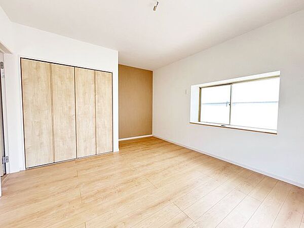 【リフォーム中】2階東側洋室別アングルです。アクセントクロスを採用し、明るい印象に仕上げました。