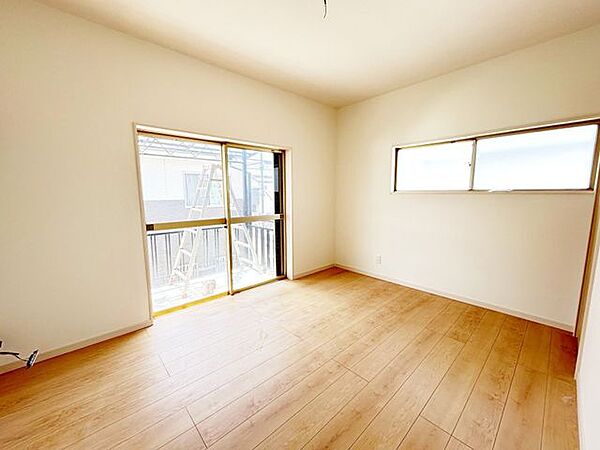 【リフォーム中】2階洋室の写真です。天井壁クロスは新しくなり、照明器具も設置済です。