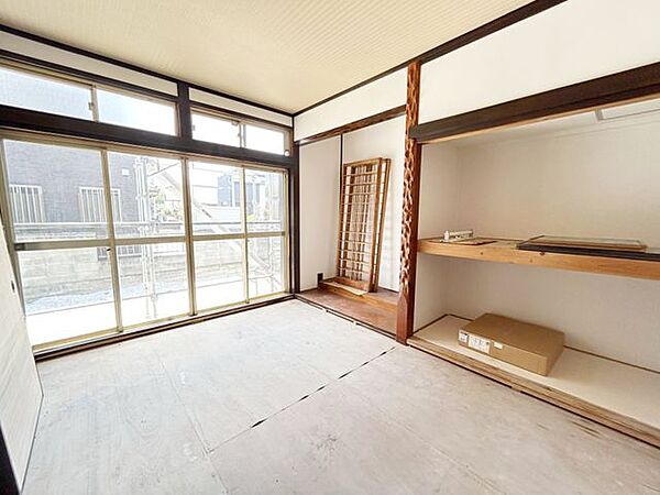 【リフォーム中】1階和室の写真です。天井壁クロスは新しくなり、照明器具も設置予定です。