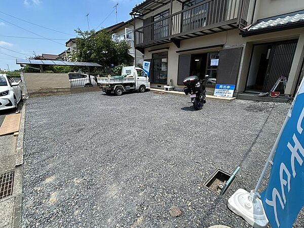 【駐車場】駐車場は拡張工事を行います。並列3台駐車可能になります。