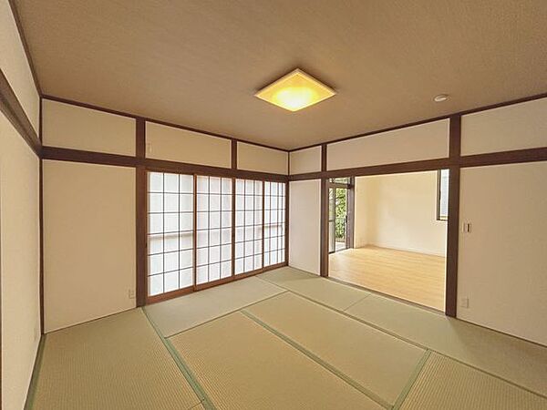 【居室】1階8畳和室のお写真です。1階に和室があると年齢を重ねてから居室として使えるのでお勧めです。畳の表替え、障子・襖の張り替えを行いました。