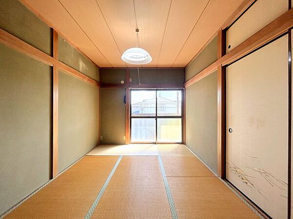 【居室】2階中央約6畳の和室写真です。洋室へ変更予定です。フロア・クロスの張替を行います。