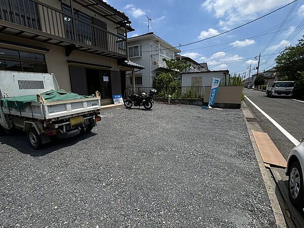 【庭】庭木伐採、砕石の敷き込みを行います。