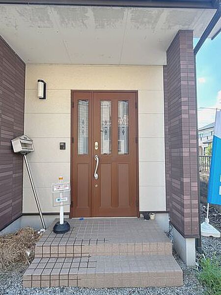 【玄関】玄関写真です。玄関は鍵交換を行ってお渡しいたしますので、安心して新生活を始めることができます。