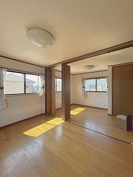 【洋室】2階南西側約6帖の洋室写真です。約5.5帖の洋室と続き間になっております。