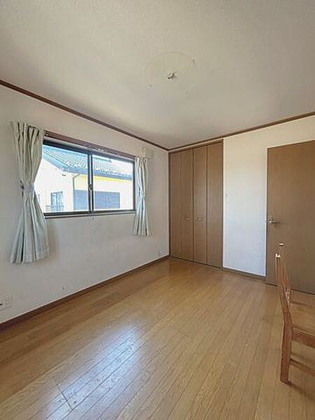 【洋室】2階南東側約6帖の洋室別アングルの写真です。