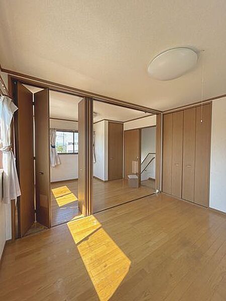 【洋室】2階南西側約6帖の洋室別アングルの写真です。