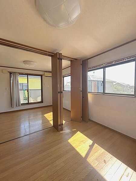 【洋室】2階北側約5.5帖の洋室写真です。約6帖の洋室と続き間になっております。
