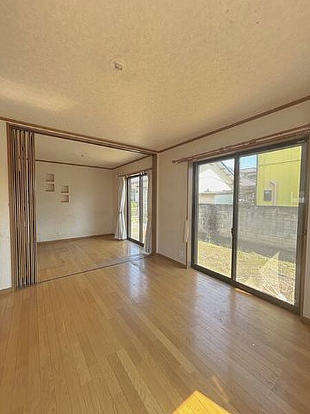 【リビング】約12帖のLDK別アングルからの写真です。