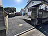 駐車場：【駐車場】入口はしっかり転圧工事を行っているので、車の出し入れがしやすいです。雨の日も土が流れることがなく安心ですね。