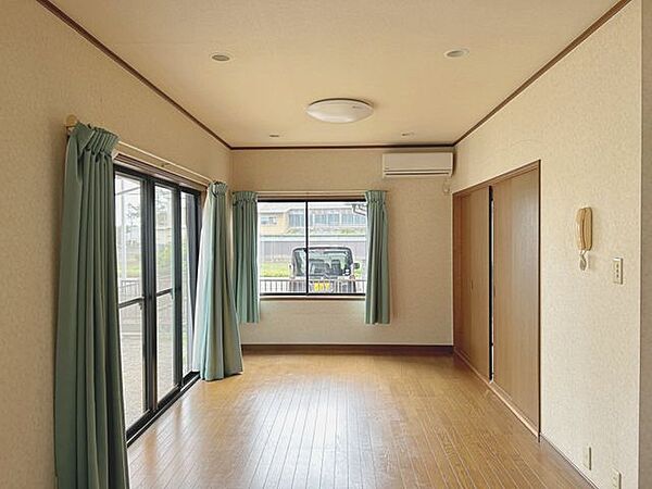 【リビング】約15.3帖リビングの別アングル写真になります。