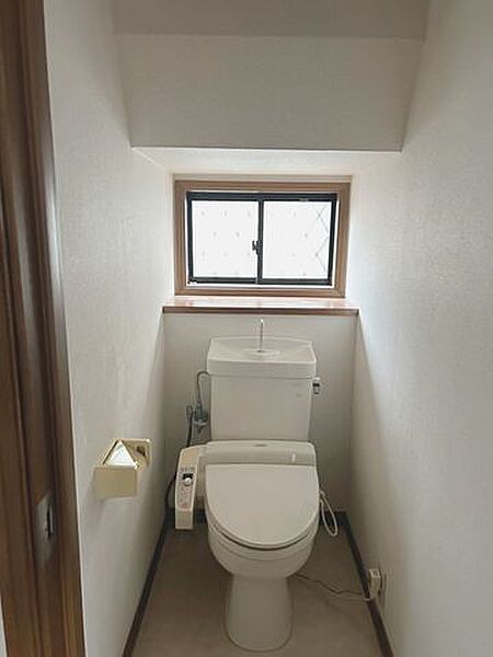 【トイレ】1階トイレの写真です。