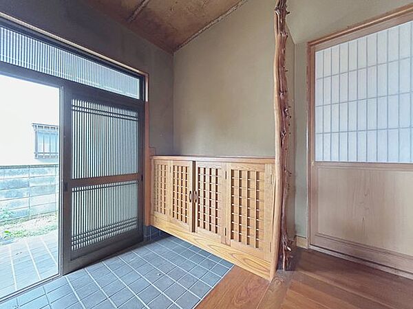 【玄関】玄関内観の別アングル写真です。