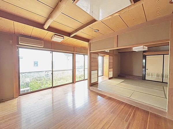 【洋室】1階南側約9.6帖の洋室になります。西側約8帖の和室と続き間になっており、広々とした空間に感じることが出来ます。