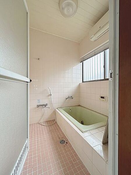 【バス】1階バスルームの写真です。