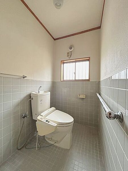 【トイレ】1階トイレの写真です。
